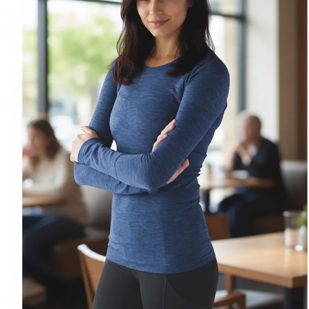 Lululemon Swiftly Tech Long Sleeve Crew
Sapphire Blue / Black size 8